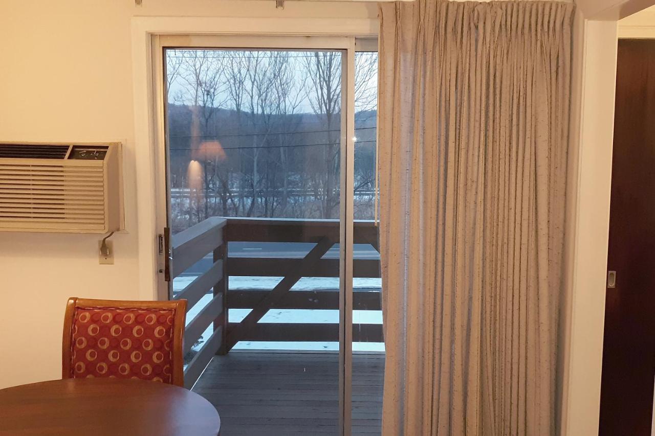 Iron Horse Inn シムズベリー エクステリア 写真